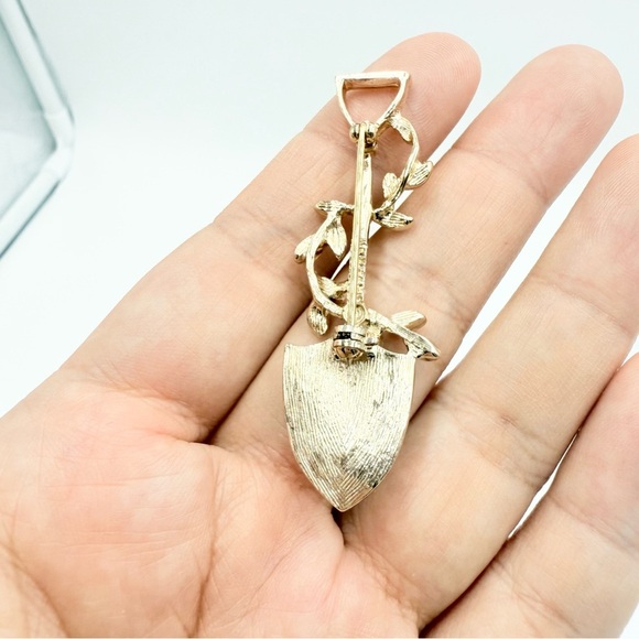 Vtg 1981 Sarah Coventry Gold Tone Gold Diggers Garden Shovel Award Brooch Pin - Picture 3 of 6